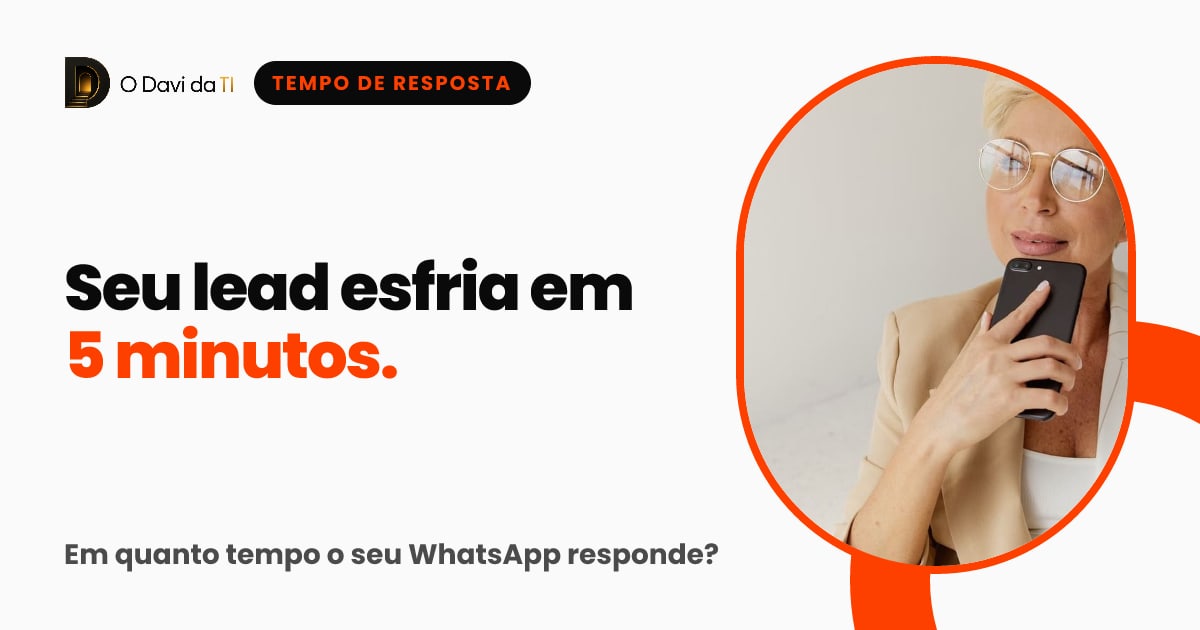 Mulher de blazer claro segurando o celular perto do rosto, com o título Seu lead esfria em 5 minutos
